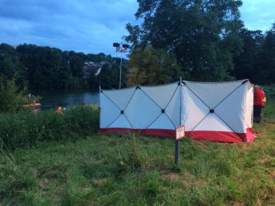 Zwei aeltere Personen fahren mit ihrem Auto in den Neckar und ertrinken